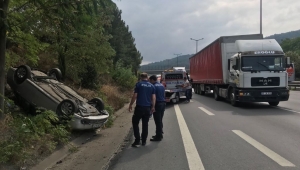Tem Otoyolunda Otomobil Yol Kenarına Devrildi: 1 Yaralı