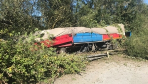 TEM Otoyolunda otomobile çarpan tır yol kenarına uçtu: 2 yaralı