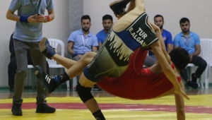 Güreşte Yüzler Gülüyor