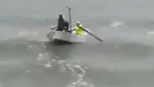 Balıkçılar Dalgalara Meydan Okuyor 