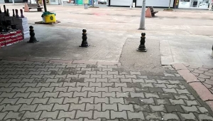 Bariyerleri Parçalayıp Arabayla Çarşı İçine Girdiler