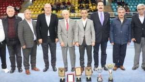 Demir Yumruklar Rakip Tanımadı