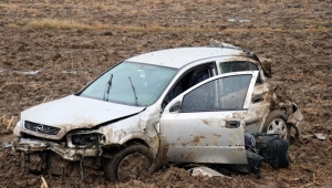 MUHTAR AKBAŞ İDARESİNDEKİ OTOMOBİL TARLAYA UÇTU! 