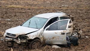 MUHTAR AKBAŞ İDARESİNDEKİ OTOMOBİL TARLAYA UÇTU! 