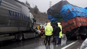 Tır ile Kamyon Çarpıştı! 2 Yaralı