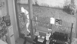 20 SANİYEDE 3 LAPTOP ÇALDI