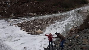 DERE'NİN RENGİ ATIKLAR NEDENİYLE BEYAZA DÖNDÜ