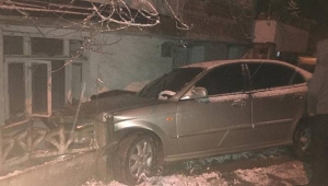 Kontrolden Çıkan Otomobil Evin Duvarına Çarptı 