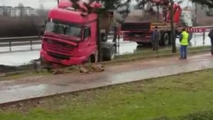 ÇEVREYOLUNDA KORKU DOLU ANLAR! TIR YOLDAN ÇIKTI