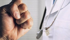 Evrak İmzalatmaya Gelen Doktorun Parmağını Kırdı