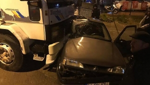 Freni Boşalan Kamyon Otomobili Altına Aldı: 2 Yaralı 