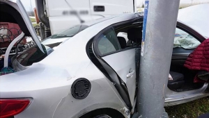 Otomobil Tırla Direk Arasında Kaldı: 1'i Çocuk 4 Yaralı