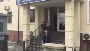 YARDIM BAHANESİ İLE BAYANLARI GASP EDEN ŞAHIS TUTUKLANDI