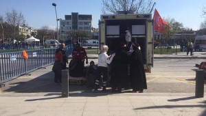 Miting Alanında Sıcaktan Fenalaştılar