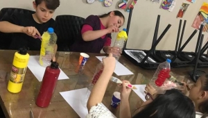 Ped Şişelerle Bilgievi Bahçesini Rengarek Yaptılar