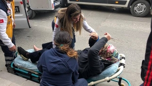 Karşıya Geçmek İsteyen Kadına Araba Çarptı