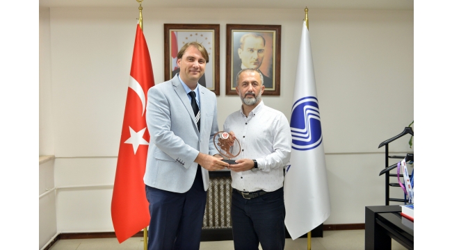Türkiye Ragbi Federasyonundan Rektör Savaşan’a Plaket