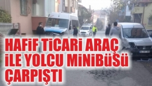 Hafif Ticari Araç İle Yolcu Minibüsü Çarpıştı
