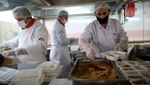 İhtiyaç sahiplerine sıcak yemek desteği Büyükşehir'den