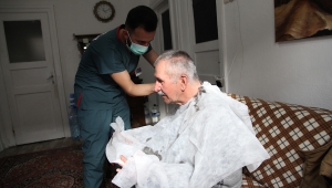 Büyükşehir’den yaşlılara evde berber hizmeti