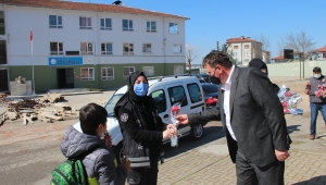 Başkan Gündoğdu Kadınlara Çiçek Dağıttı