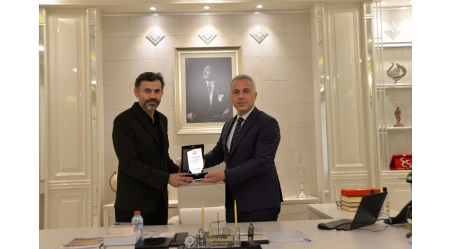 BAŞKAN BABAOĞLUNDAN MARTİN’E PLAKET