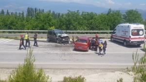 İki Araç Kafa Kafaya Çarpıştı: 1 Ölü, 2 Yaralı