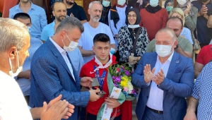 Dünya Şampiyonu Memleketinde Coşkuyla Karşılandı