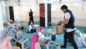 Kur'an Öğrenen Miniklere Bayram Öncesi Hediyeler Verildi