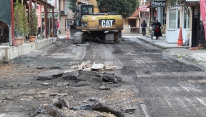 Serdivan’da Sokaklar Sıcak Asfaltla Yenileniyor