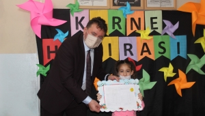 Başkan Gündoğdu ve Kaymakam Balcı Karne Dağıttı