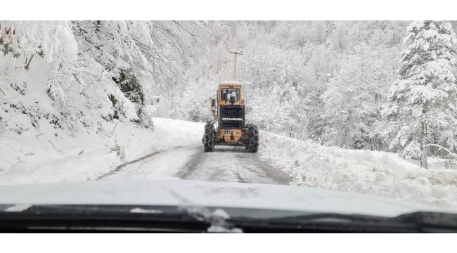 Sapanca’ da Kar Küreme ve Tuzlama Çalışmaları Devam Ediyor