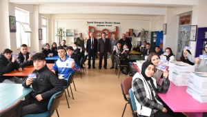 “Başkan İshak Sarı Öğrencilere Hediye Kitap Çeki Dağıttı”