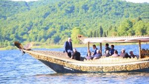 Gölde İlk Turu Yüce Attı: Gezi Teknesiyle Doğada Keşif Başlıyor