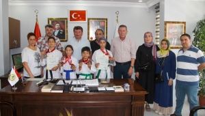 BAŞKAN GÜNDOĞDU BULGARİSTAN’DAN MADALYA İLE DÖNEN SPORCULARI MAKAMINDA AĞIRLADI