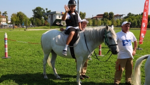 Çocuklar Millet Bahçesi’nde ‘pony’ atlarına bindi