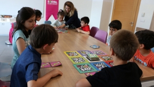 Akıl Oyunları Atölyesinde Hem Eğleniyor Hem Öğreniyorlar