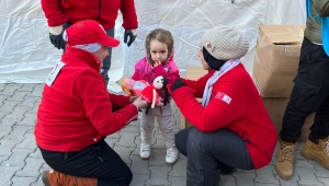 Adapazarı Kızılay Gönüllüleri Deprem Bölgesinde Yaraları Sarıyor