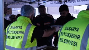 Büyükşehir’den Hatay’a aşevi: Kazanlar günün her saati kaynıyor