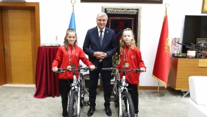 Şampiyon Gençlere Başkan Yüce’den Bisiklet Hediyesi