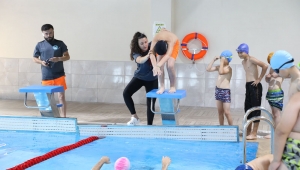 Akyazı’da Yüzme Bilmeyen Kalmayacak