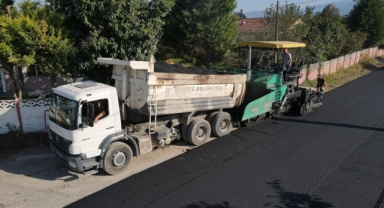 Arifiye Belediyesi Sıcak Asfalt Çalışmalarına Tüm Hızıyla Devam Ediyor