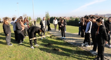 Ferizli'de Gazzeli Çocukların Anısına Fidanlar Toprakla Buluştu