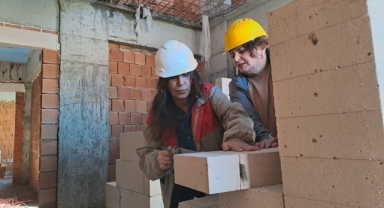 Aylık 60 Bin Liraya Çalıştıracak Usta Bulamayan Kadın Müteahhit İnşaatta Kendi Çalışıyor
