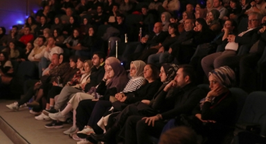 Devlet Tiyatroları’nın ‘Boş Şehir’ isimli oyunu büyük beğeni kazandı