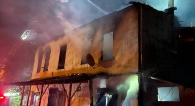 Geyve'de Korkutan Yangın: 82 Yaşındaki Yatalak Kadın Son Anda Kurtarıldı