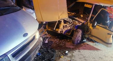 Panelvan İle Kafa Kafaya Çarpışan Otomobil Hurdaya Döndü: 3 Hafif Yaralı