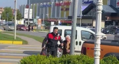 Yürümekte Zorlanan Yaşlı Kadına Yunus Polisinden Yardım Eli