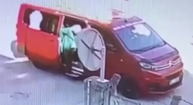 Dolmuştan İnmek İstedi, Araç Hareket Edince Böyle Sürüklendi