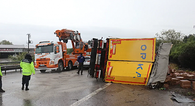 Otobanda Tır Devrildi, Sürücüler Kontak Kapattı: Kaza Anı Kamerada